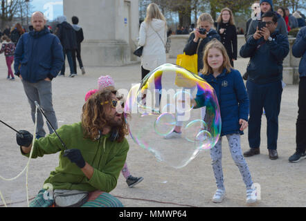 Kinder genießen Unterhaltung mit lebensgroßen Seifenblasen, Paris Fr. Stockfoto