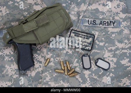 US-Armee Konzept mit Dog Tags, getarnt Uniform mit Patches Stockfoto