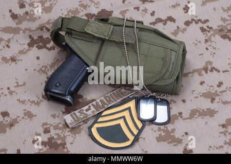 US-Armee Konzept mit Dog Tags, getarnt Uniform mit Patches Stockfoto