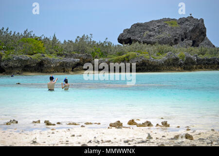 Schnorchler genießen Sie den natürlichen Pool von Oro Bay, Isle of Pines, Neukaledonien, South Pacific Stockfoto