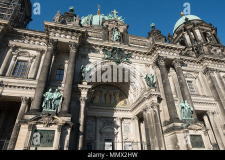 Der Berliner Dom Berliner Dom genannt. Wunderschönes altes Gebäude im Stil des Neoklassizismus und Barock mit Kreuz und Skulpturen. Stockfoto