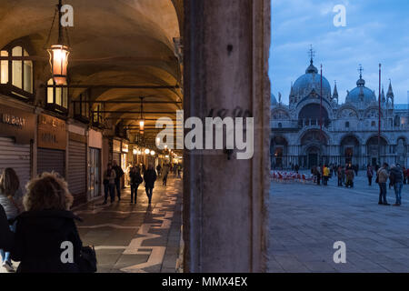 Der Procuratie Vecchie/Alte Procuracies, Piazza San Marco / Markusplatz, Venedig, Italien Stockfoto