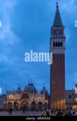 St Mark's Campanile und Basilika, St Mark's Piazza, Venedig, Italien Stockfoto
