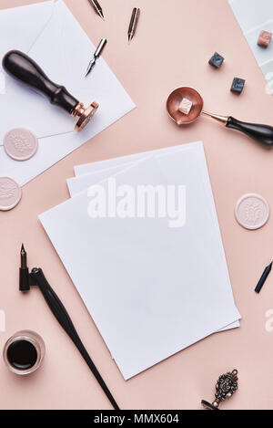 Feminine Schreibtisch Arbeitsbereich mit kopieren. Kalligrafische Stil, Papier auf rosa Hintergrund. Flach, Ansicht von oben. Stockfoto