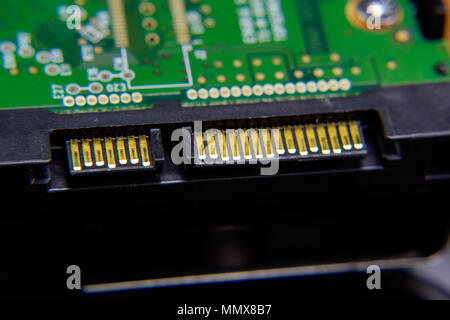 Sata-Festplatte stecker Elektronische Karte mit elektrischen Komponenten. Elektronik für EDV-Anlagen Stockfoto