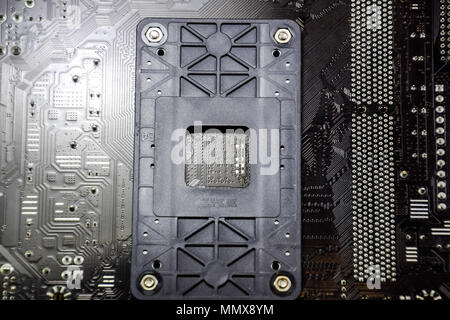 Die Rückseite der Micro-leiterplatte. Kontakte, Lötanschluss. Gelötete Teile. Elektronische Karte mit elektrischen Komponenten. Elektronik für EDV-Anlagen Stockfoto