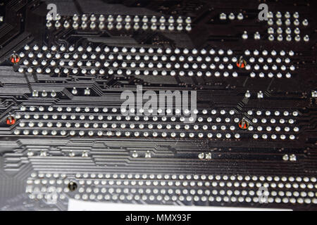 Die Rückseite der Micro-leiterplatte. Kontakte, Lötanschluss. Gelötete Teile. Elektronische Karte mit elektrischen Komponenten. Elektronik für EDV-Anlagen Stockfoto