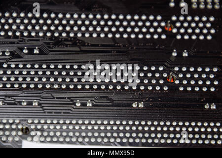 Die Rückseite der Micro-leiterplatte. Kontakte, Lötanschluss. Gelötete Teile. Elektronische Karte mit elektrischen Komponenten. Elektronik für EDV-Anlagen Stockfoto