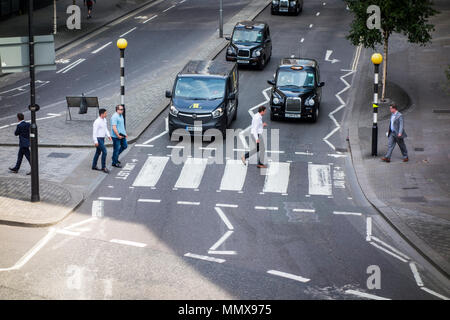 Überqueren Sie die Straße an einem Zebrastreifen auf der London Wall, City of London, Großbritannien Stockfoto