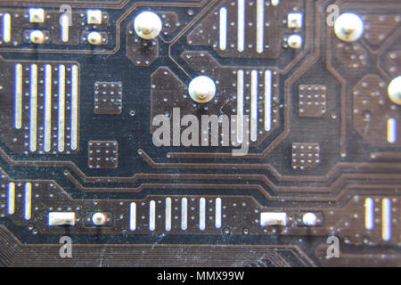 Die Rückseite der Micro-leiterplatte. Kontakte, Lötanschluss. Gelötete Teile. Elektronische Karte mit elektrischen Komponenten. Elektronik für EDV-Anlagen Stockfoto