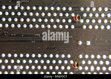 Die Rückseite der Micro-leiterplatte. Kontakte, Lötanschluss. Gelötete Teile. Elektronische Karte mit elektrischen Komponenten. Elektronik für EDV-Anlagen Stockfoto