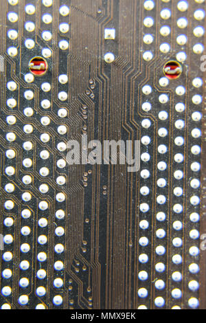 Die Rückseite der Micro-leiterplatte. Kontakte, Lötanschluss. Gelötete Teile. Elektronische Karte mit elektrischen Komponenten. Elektronik für EDV-Anlagen Stockfoto