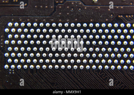 Die Rückseite der Micro-leiterplatte. Kontakte, Lötanschluss. Gelötete Teile. Elektronische Karte mit elektrischen Komponenten. Elektronik für EDV-Anlagen Stockfoto