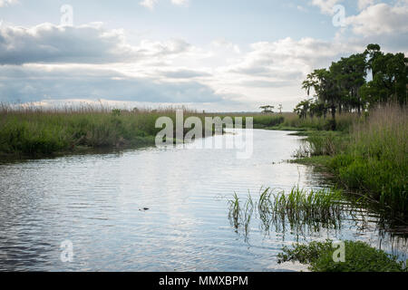 Blick auf den Lake Pontchartrain, Louisiana bei Sonnenuntergang. Stockfoto