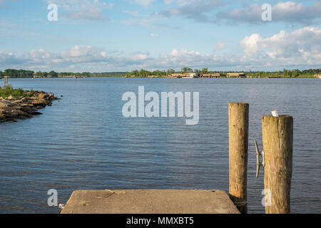 Blick auf den Lake Pontchartrain, Louisiana bei Sonnenuntergang. Stockfoto