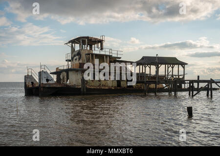 Blick auf den Lake Pontchartrain, Louisiana bei Sonnenuntergang. Stockfoto