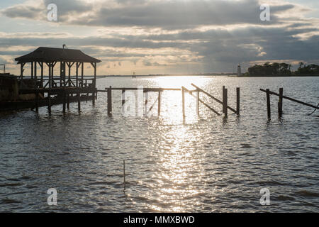 Blick auf den Lake Pontchartrain, Louisiana bei Sonnenuntergang. Stockfoto