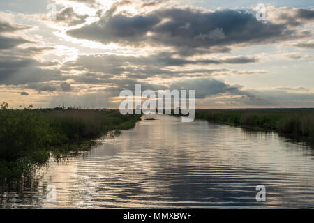 Blick auf den Lake Pontchartrain, Louisiana bei Sonnenuntergang. Stockfoto