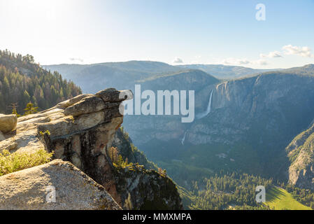 Die oberen und unteren Yosemite Falls im Yosemite Nationalpark - Blick vom Glacier View Point - Kalifornien, USA Stockfoto