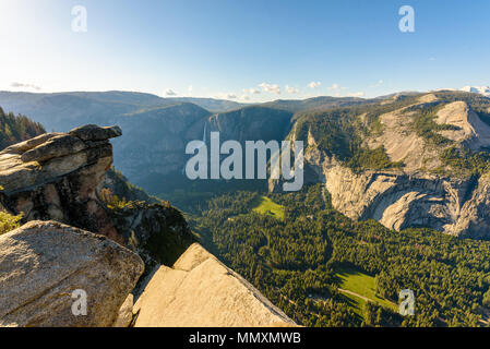 Die oberen und unteren Yosemite Falls im Yosemite Nationalpark - Blick vom Glacier View Point - Kalifornien, USA Stockfoto