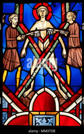 . Englisch: Diese Glasmalerei panel, einst Teil eines Paares von Windows von der Marienkapelle in Saint-Germain-des-Prés, stellt der hl. Vinzenz von Saragossa, die unter Kaiser Diokletian in Gallien (Frankreich) im AD 304 gemartert wurde. Saint Vincent's Arme und Beine werden zu einem Kreuz gesperrt-förmige Rack, während Männer an seinem Fleisch mit eisernen Haken reißen. Eine Hand an der linken oberen Befehle die Folter. Saint Vincent leidet, ruhig, große körperliche Schmerzen, anstatt seinen christlichen Glauben verleugnen. Das Panel erinnert Anbeter, die ihre irdischen Leiden im Himmel belohnt werden würde. Fenster mit Saint Vincen Stockfoto