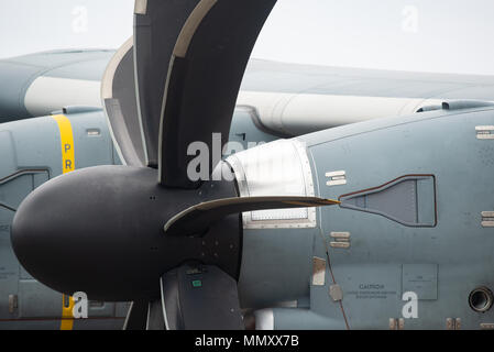 Propeller und Motor vier Engine turboprop Military cargo Flugzeug mit 8-Propeller Klinge. Stockfoto