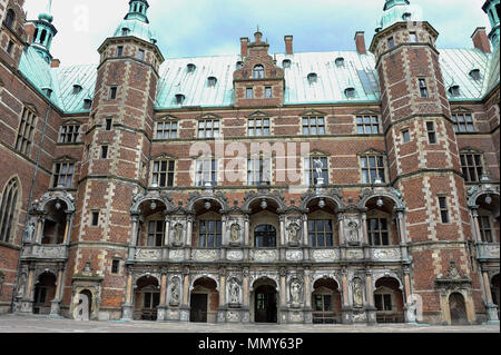 Der Innenhof, Frederiksborg Castle, horsholm, Dänemark. Rotes Ziegelgebäude, markanten grünen Türmen und einem stürmischen Himmel Hintergrund Stockfoto