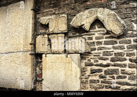 Alte Grabsteine aus St Catherine's Dominikanische Kloster in St. Katharina-Passage, Tallinn Altstadt. Stockfoto