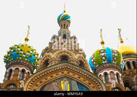 Kirche des Erlösers auf Blut vergossen. St. Petersburg, Russland. Goldenen Kuppeln und Kreuze gegen Himmel Hintergrund Stockfoto