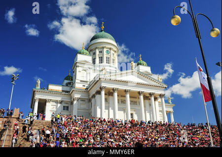 Großen Andrang von Touristen sammeln für Ereignis außerhalb der Kathedrale von Helsinki. Bunte Szene, mit schönen Gebäude gegen den tiefblauen Himmel Stockfoto