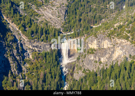 Blick auf Vernal fällt vom Glacier Point im Yosemite National Park, Kalifornien, USA Stockfoto