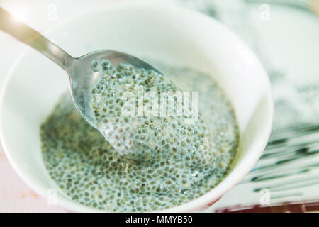 Löffel graben Sie ein Zuhause kochen Mahlzeit von Chia Samen mit Milch einweichen Stockfoto