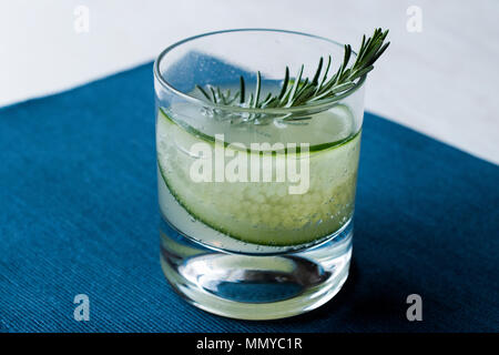 Rosmarin Gin Gimlet Cocktail mit Gurke in Scheiben schneiden. Beverage Konzept. Stockfoto