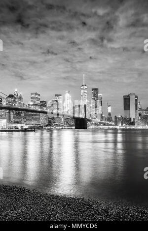 Schwarz-weiß Bild von Manhattan Waterfront bei Nacht, New York City, USA. Stockfoto