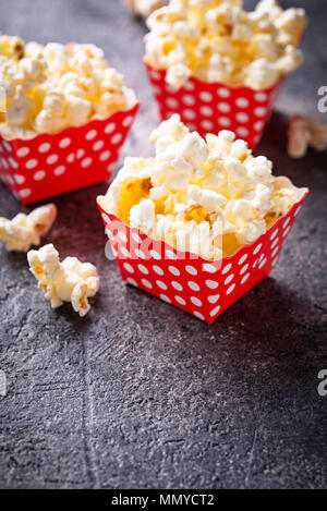 Popcorn in red Polka Dot pack Stockfoto