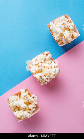 Popcorn auf blau und rosa Hintergrund Stockfoto