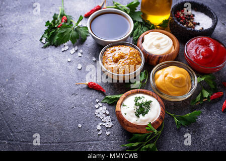 Satz von verschiedenen Soßen und Gewürzen Stockfoto