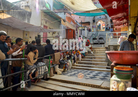 Pushkar, Rajasthan, Indien - Januar 16, 2018: Anbeter an Jagatpita Brahma Tempel, Pushkar, Rajasthan, Indien. Stockfoto