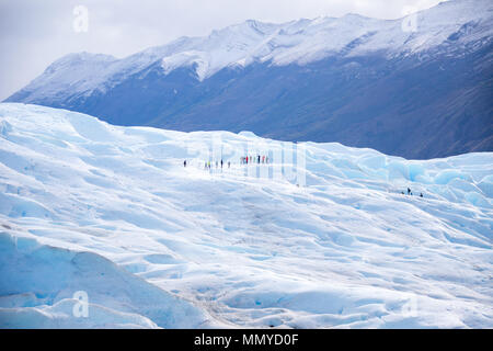 Touren Wandern auf den Gletscher Perito Moreno, Parque Nacional Los Glaciares, Argentinien Stockfoto