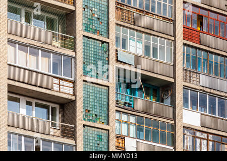 In der Nähe von alten verglaste Balkone eines mehrstöckigen panel Haus in einem Schlafbereich. Fassade eines alten Hauses Stockfoto