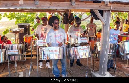 Antigua Inseln der Kleinen Antillen in der Karibik West Indies - Shirley Heights Halcyon Steel Band Orchester Stockfoto