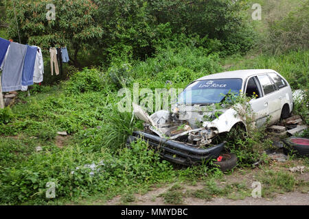 Antigua Inseln der Kleinen Antillen in der Karibik West Indies - Typische Straße Häuser und Hütten mit zertruemmerten Auto außerhalb Stockfoto