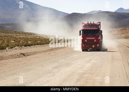 Stapler auf der unbefestigten Straße in Bolivien. Im Jahr 2004 mehr als 92 % der Straßen in Bolivien waren unbefestigt. Stockfoto