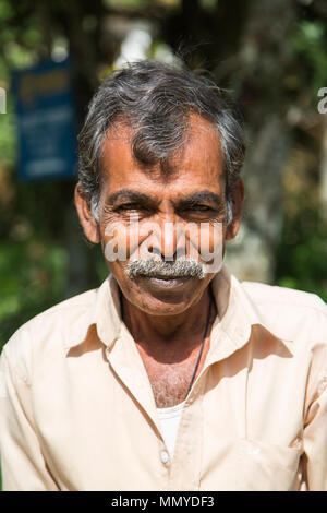 NUWARA ELIYA, SRI LANKA - Januar 25, 2014: unbekannter Mann auf der Straße von Nuwara Eliya, Sri Lanka. In Nuwara Eliya leben mehr als 43.000 Menschen, m Stockfoto