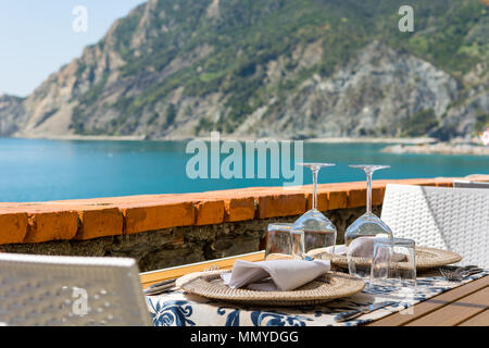 Leere Tabellen warten auf Gäste in Sea Resort. Stockfoto