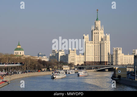 Fahrgastschiffe sind schwimmende auf Moskau Fluss mit einem Stalin Wolkenkratzer im Hintergrund, Moskau, Russland Stockfoto