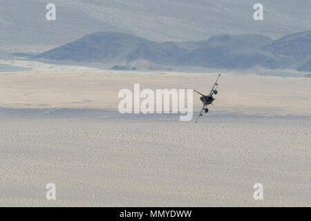 USAF F-16 Fighting Falcon Tauchen in den Panamint Valley, Kalifornien, USA. Stockfoto