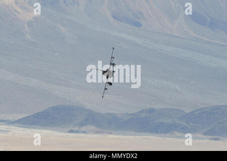 USAF F-16 Fighting Falcon Tauchen in den Panamint Valley, Kalifornien, USA. Stockfoto