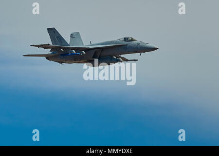 Schließen Sie herauf Foto der United States Navy F/A-18E Super Hornet Kampfjet Fliegen über Rainbow Canyon, Kalifornien, USA. Stockfoto