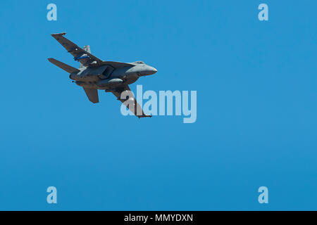 US Navy F/A-18E Super Hornet Kampfjet Fliegen über Rainbow Canyon, Kalifornien, USA. Stockfoto